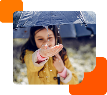Niña con paraguas bajo la lluvia