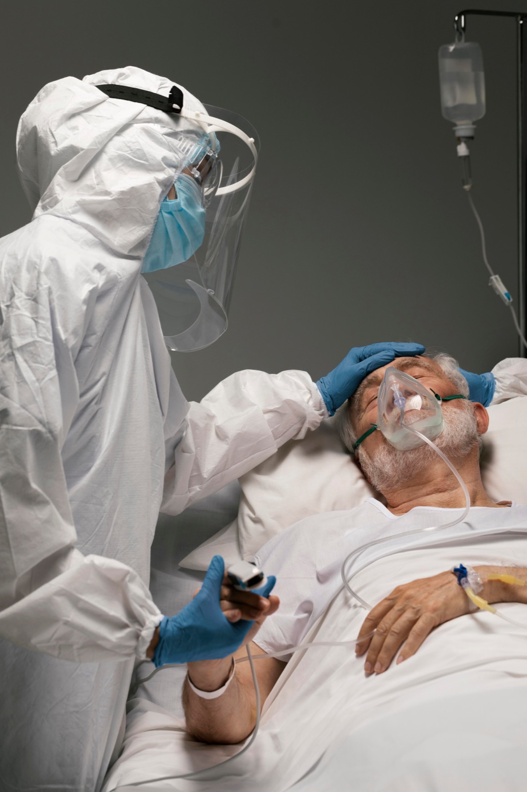 Profesional médico atendiendo a paciente con COVID-19