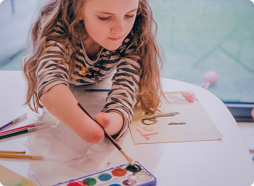 Niña pintando